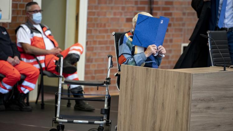 Der angeklagte ehemalige KZ-Wachmann sitzt im Gerichtssaal und verdeckt sich das Gesicht. Der angeklagte ehemalige KZ-Wachmann sitzt im Gerichtssaal und verdeckt sich das Gesicht.