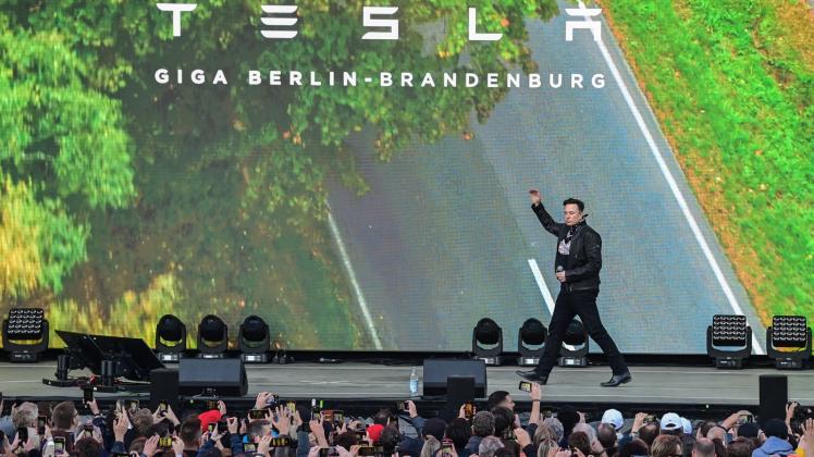 Elon Musk hat am Sonnabend in Grünheide für seine Visionen und die entstehende Gigafactory geworben. 