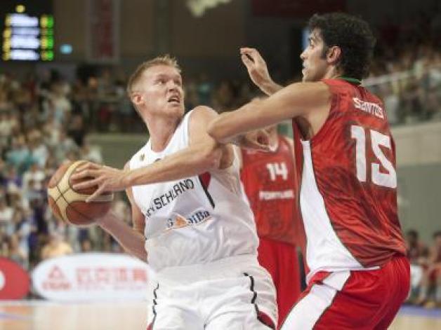 Johannes Lischka (l) war mit 14 Punkten und 10 Rebounds bester DBB-Spieler beim 72:45-Erfolg gegen Portugal. Foto: Swen Pförtner Johannes Lischka (l) war mit 14 Punkten und 10 Rebounds bester DBB-Spieler beim 72:45-Erfolg gegen Portugal. Foto: Swen Pförtner