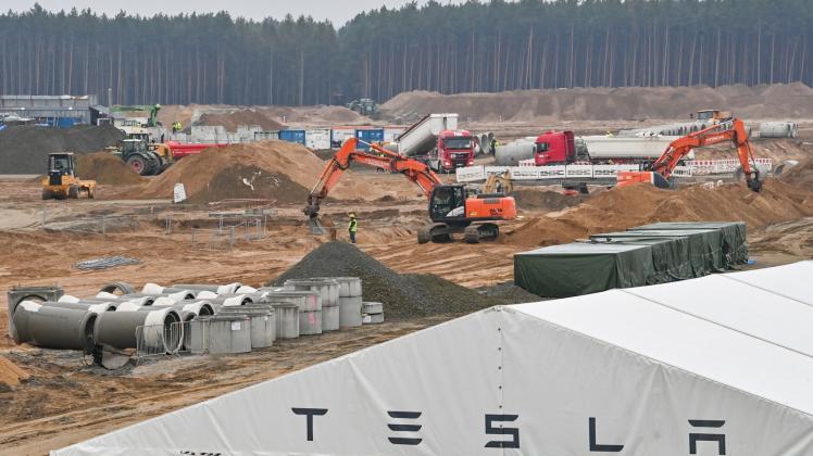 Viel Betrieb herrscht auf dem Baugelände der Tesla Gigafactory in Grünheide östlich von Berlin.