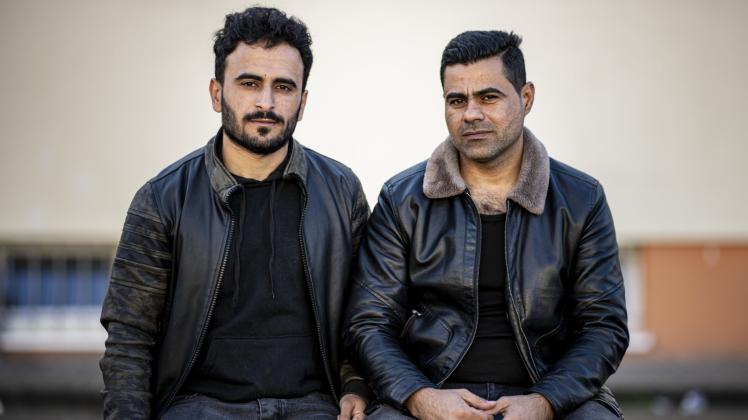 Hussein (l.) und Saravan, zwei Asylbewerber aus dem kurdischen Teil Iraks, sitzen in der Erstaufnahmeeinrichtung Eisenhüttenstadt. Sie sind über die sogenannte „Belarus-Route“ nach Brandenburg gekommen.