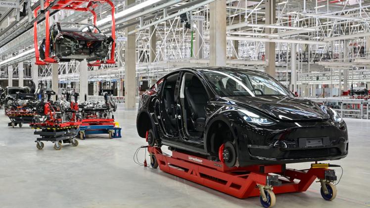 Ein im Bau befindlicher Tesla Model Y steht zum Tag der offenen Tür in einer Produktionshalle der Tesla Gigafactory in Grünheide. Ende dieses Jahres soll hier die Produktion starten. 