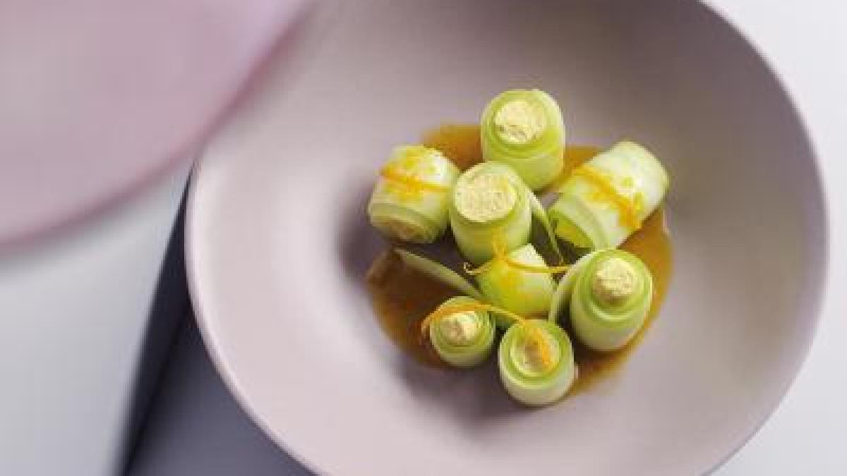 Gurken-Cannelloni mit Curry-Ziegenkäse und süßsaurer Marinade