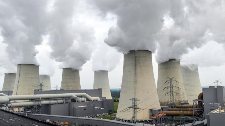 Das Braunkohlekraftwerk Jänschwalde (Foto) soll bereits bis 2028 vom Netz gehen, für die anderen Kohlekraftwerke sieht der Kohlekompromiss einen Ausstieg bis 2038 vor.