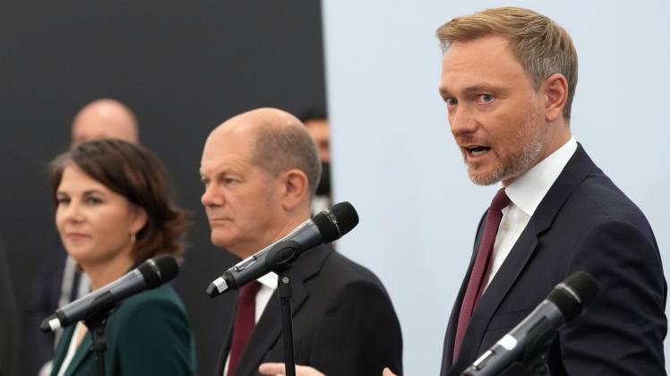 Zu den Spitzenpolitikern Annalena Baerbock (Grüne), Kanzlerkandidat Olaf Scholz (SPD) und FDP-Chef Christian Lindner (v.l.) werden sich bald zahlreiche Politiker auch aus Brandenburg gesellen, wenn die Koalitionsverhandlungen beginnen. 