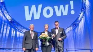 IHK-Präsident Klaus-Jürgen Strupp (v.r.) begrüßte Ministerpräsidentin Manuela Schwesig und Alt-Bundespräsident Joachim Gauck in der Rostocker Stadthalle. 