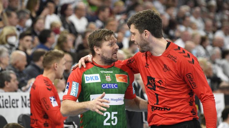 Niklas Landin Jacobsen (THW Kiel) mit Marko Bezjak (SC Magdeburg) nach dessen Roter Karte.