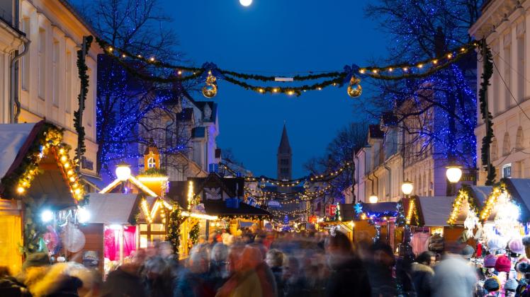 Potsdam plant wieder einen Weihnachtsmarkt „Blauer Lichterglanz“ in der Brandenburger Straße. 