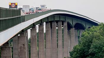 Die Rader Hochbrücke ist für den Transport von Windanlagen die einzig mögliche Stercke gen Süden. Foto: Ruff