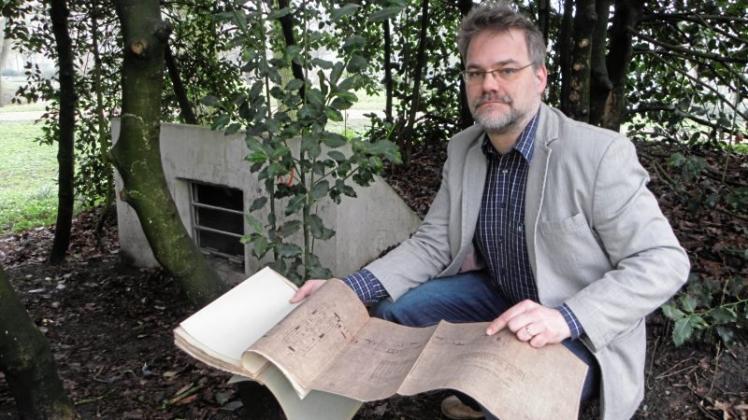 Christoph Brunken, Leiter des Stadtarchivs Delmenhorst,mit Plänen des Bunkers auf der Burginsel. Der Eingang wurde neu errichtet als Zugang für Fledermäuse. Christoph Brunken, Leiter des Stadtarchivs Delmenhorst,mit Plänen des Bunkers auf der Burginsel. Der Eingang wurde neu errichtet als Zugang für Fledermäuse.