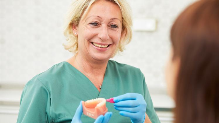 In der Praxis Zahnerhaltung am ZOB sind zwei Mitarbeiterinnen auf die Durchführung von professionellen Zahnreinigungen spezialisiert.