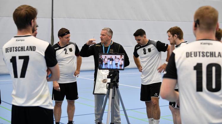 Bundestrainer Alexander Zimpelmann gibt den Akteuren der Gehörlosen-Nationalmannschaft Anweisungen. Das Tablet zur Aufzeichnung läuft immer mit.