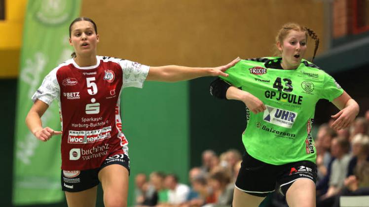 Trikot-Zupfer: Heimkehrerin Maj Nielsen (links) testet das Shirt von Gegenspielerin Stine Jansen auf Reißfestigkeit.