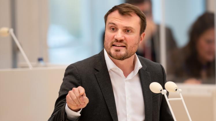 Potsdam: Daniel Keller (SPD) spricht während der 54. Sitzung des Brandenburger Landtages. 