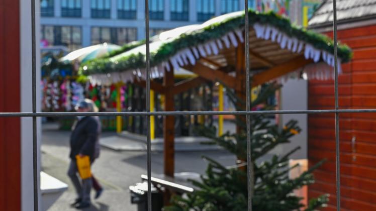 Frankfurt (Oder): Mit einem Zaun ist der Weihnachtsmarkt gegen unberechtigten Zutritt gesichert. 