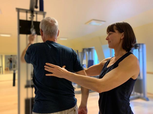 Die Diplom-Sportwissenschaftlerin verfügt über Qualifikationen in vielen verschiedenen Methoden der Sporttherapie. Die Diplom-Sportwissenschaftlerin verfügt über Qualifikationen in vielen verschiedenen Methoden der Sporttherapie.