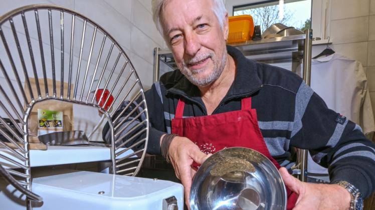 Wolfgang Scharmer, Bäckermeister im Ruhestand, schüttet Hanfsamen in ein Rührgerät mit einer Brotmischung. Wolfgang Scharmer fühlt sich fit wie der sprichwörtliche Turnschuh und hat deshalb seinen Beruf zum Hobby gemacht,
