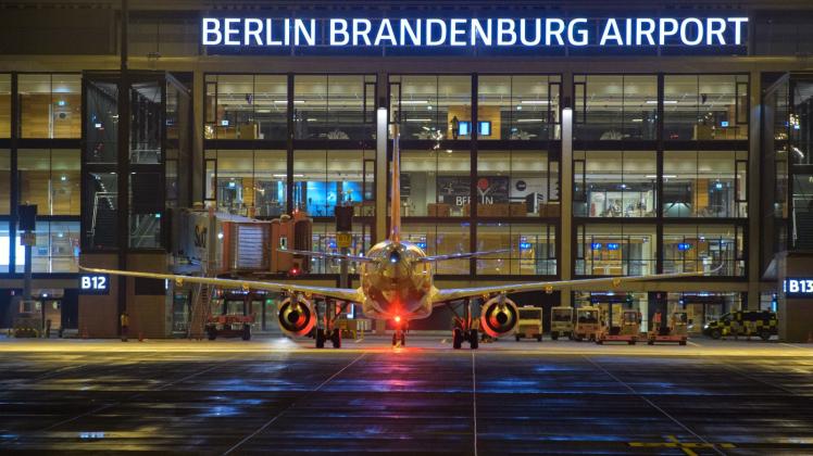 Eine Maschine der Fluggesellschaft easyJet wird am BER-Terminal 1 abgefertigt. 