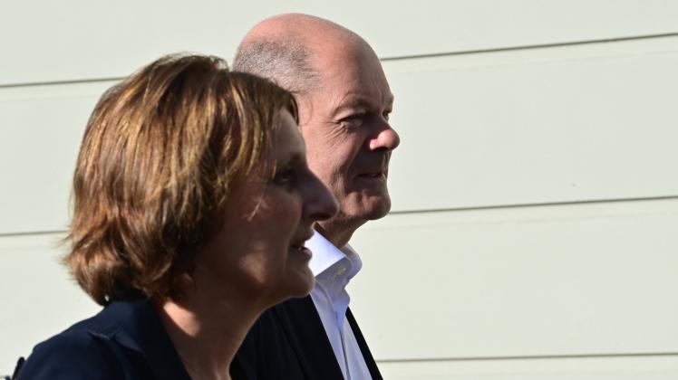 Britta Ernst und Olaf Scholz vor der Stimmabgabe bei der Bundestagswahl 2021. 