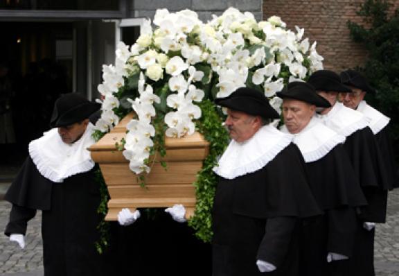 Der mit weißen Orchideen und Rosen geschmückte Sarg wird nach der Trauerfeier aus der Hauptkirche St. Nikolai im Stadtteil Harvestehude in Hamburg getragen.