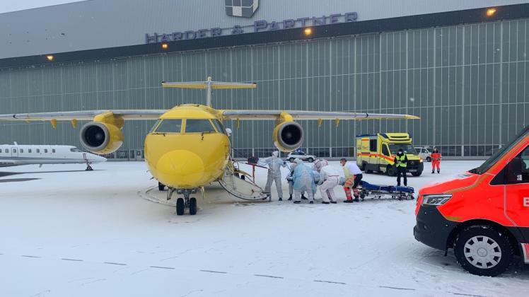 Ein Flugzeug des ADAC und ein Rettungswagen stehen am Carl-Thiem-Klinikum in Cottbus zur Verlegung von Covid-Patienten.  