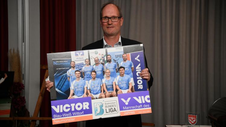 Dauergast bei der Sportlerehrung: Wittorfs Badminton-Spartenleiter und Team-Manager Ralf Treptau, der stellvertretend die Auszeichnungen für Bjarne Geiss, Matthias Kicklitz und die Mannschaft des Jahres entgegennahm.