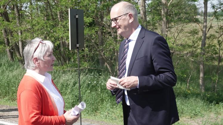 Bärbel Treutler im Gespräch mit Ministerpräsident Dietmar Woidke. Beide wählen voraussichtlich den neuen Bundespräsidenten. 