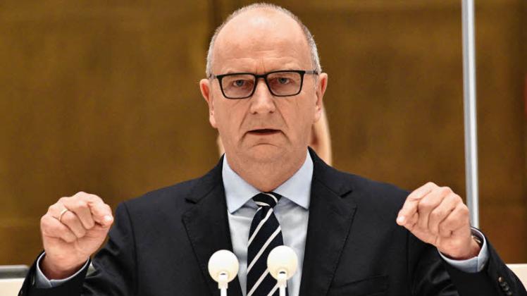 Brandenburgs Ministerpräsident Dietmar Woidke (SPD) stimmt auf noch schärfere Corona-Einschränkungen ein. 