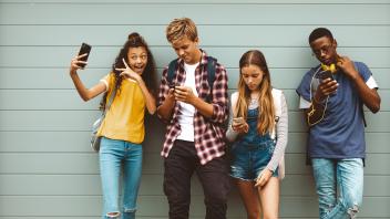 Auch Kinder und Jugendliche sind von der Selfie-Sucht gefährdet - eine erhöhte Mediennutzung kann etwa bei der J1-Untersuchung diagnostiziert werden.