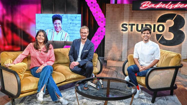 Die Moderatoren der Gesprächssendung „Studio 3 – Live aus Babelsberg“ Janna Falkenstein (l-r), Christian Matthée und Jaafar Abdul Karim bei einem Pressetermin im neuen Studio. Im Hintergrund das Foto der 4. Moderatorin Sabrina N'Diaye. Die Moderatoren der Gesprächssendung „Studio 3 – Live aus Babelsberg“ Janna Falkenstein (l-r), Christian Matthée und Jaafar Abdul Karim bei einem Pressetermin im neuen Studio. Im Hintergrund das Foto der 4. Moderatorin Sabrina N'Diaye.