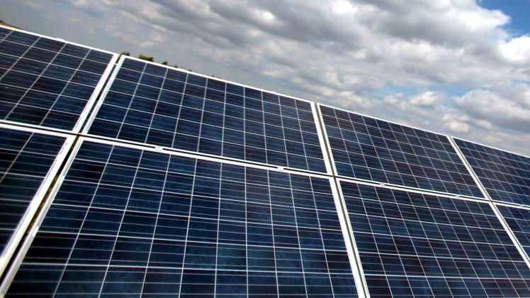 Die Zahl der Photovoltaikanlagen auf kommunalen Dachflächen steigt stetig. 