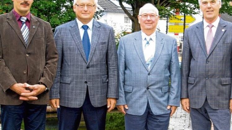 Dirk Michels (2.v.li.) mit seinem Amtsvorgänger Hermann Nottelmann (2.v.re.) sowie seinen Stellvertretern Hans-Heinrich Barnick (re.) und Thomas Lahann.   Foto: werlich