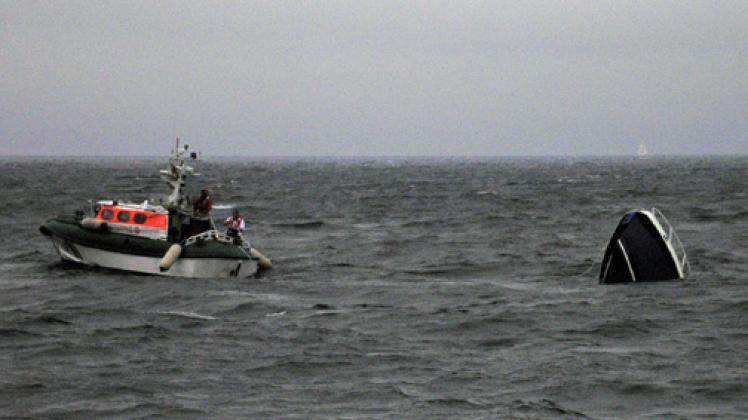 Das Tochterboot "Steppke" des Seenotkreuzers "Berlin" der Deutschen Gesellschaft zur Rettung Schiffbrüchiger (DGzRS) fährt an dem havarierten Motorboot "Kroelle" vorbei. Foto: dpa 