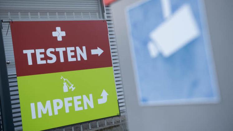 Ein Schild weist den Weg zu einer Corona-Teststation sowie zu einem Impfzentrum, in dem die Corona-Impfung durchgeführt wird. In Deutschland ist die Omikron-Variante auf dem Vormarsch. 
