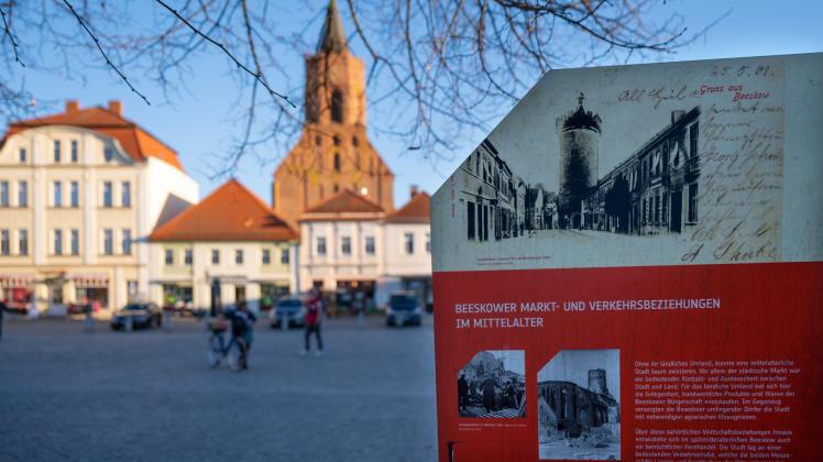 Eine Frau geht entlang der Stadtmauer in der Altstadt von Beeskow. 