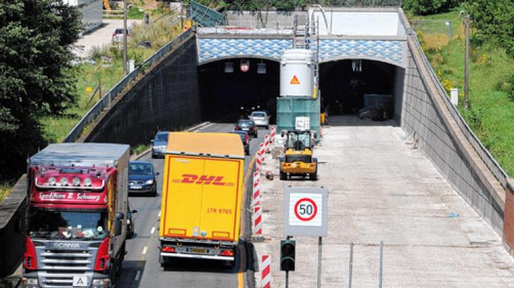 Der Tunnel unter dem Nord-Ostsee-Kanal: Die Weströhre ist wegen Sanierungsarbeiten geschlossen. Foto: dpa