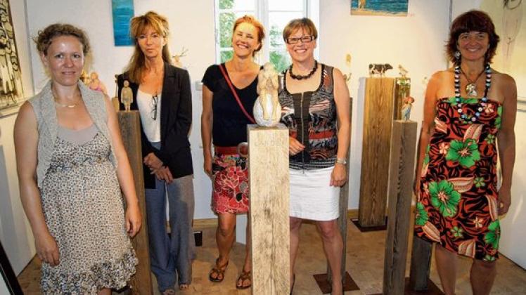 Die Ausstellung "Bittersüss" von Rita Krügel (2.v.r.) ist reine Frauensache. Die Künstlerinnen sind (v.l.) Karen Löwenstrom, Ulrike Krappen, Tietze Schmuck und Gesche Nordmann.  Foto: Kuhl