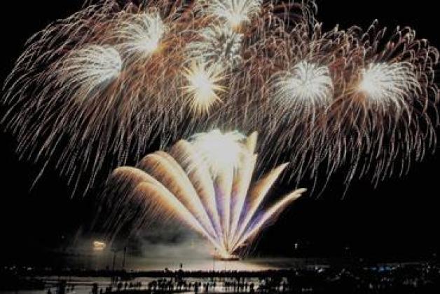 Goldregen über dem Wyker Hafenstrand: Feuerwerkskünstler Joachim Schon hat sich wieder selbst übertroffen. Foto: Folker Winkelmann