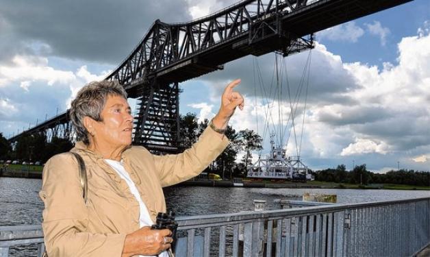 Gut  60 Jahre danach: Erika Neuhaus unter der Eisenbahnhochbrücke. Als Kind durfte sie ungestört in der  Stahl-Konstruktion herumklettern.  Foto: höfer