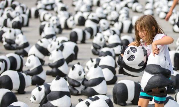 Mathilda spielt am mit den Panda-Figuren aus Pappmaché. Foto: dpa Mathilda spielt am mit den Panda-Figuren aus Pappmaché. Foto: dpa