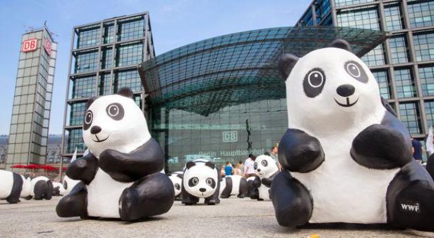 Die Naturschutzorganisation WWF stellt 1600 Pandabären für zwei Tage vor dem Bahnhof, um zu symbolisieren, wie viele von den Tieren noch in freier Wildbahn leben. Foto: dpa
