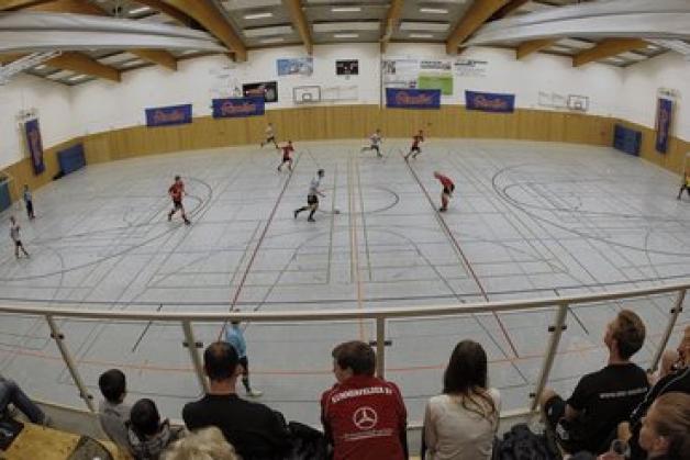 Seit Jahren Organisator des Famila-Cup: André Ehlers. Volle Ränge: Am Ossenpadd hat der Kummerfelder Hallenfußball eine lange Tradition. Bergmann (2) Seit Jahren Organisator des Famila-Cup: André Ehlers. Volle Ränge: Am Ossenpadd hat der Kummerfelder Hallenfußball eine lange Tradition. Bergmann (2)