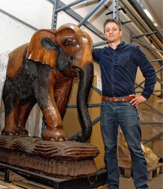 Deko-Artikel aus Asien: Stephan Ermacora mit einem stattlichen Holzelefanten aus Sri Lanka.