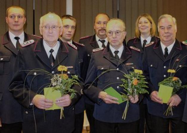 Neuzugänge: Sven Sieg (von rechts), Sebastian Döhring und Nadine Hansen werden von Peter Wrage in die Wehr aufgenommen. Die Geehrten und Beförderten der Bilsener Feuerwehr - sie wurden für ihren Einsatz ausgezeichnet. pergande (2) Neuzugänge: Sven Sieg (von rechts), Sebastian Döhring und Nadine Hansen werden von Peter Wrage in die Wehr aufgenommen. Die Geehrten und Beförderten der Bilsener Feuerwehr - sie wurden für ihren Einsatz ausgezeichnet. pergande (2)