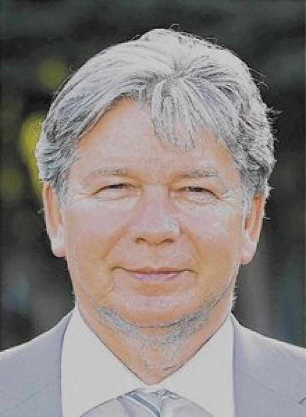 Die Sons und HR: Bereits im Dezember 2011 besuchte Heung Min Son (Mitte, mit Richard Peper, Sponsor Michael Sottmann, HR-Manager Detlef Kebbe und HSV-Klubmanager Bernd Wehmeyer (v. li.)) HR. Sein älterer Bruder ist nun ebenfalls Gast am Lütten Hall.mmÜberflieger: HSV-Profi Heung Min Son (20) ist in Hamburg bereits eine Fußball-Größe, sein älterer Bruder Heung Yun (23) hält sich jetzt in Halstenbek fit.dpaKann Trainer Thomas Bliemeister heute mit seiner SV HR in Elmshorn antreten? Die Sons und HR: Bereits im Dezember 2011 besuchte Heung Min Son (Mitte, mit Richard Peper, Sponsor Michael Sottmann, HR-Manager Detlef Kebbe und HSV-Klubmanager Bernd Wehmeyer (v. li.)) HR. Sein älterer Bruder ist nun ebenfalls Gast am Lütten Hall.mmÜberflieger: HSV-Profi Heung Min Son (20) ist in Hamburg bereits eine Fußball-Größe, sein älterer Bruder Heung Yun (23) hält sich jetzt in Halstenbek fit.dpaKann Trainer Thomas Bliemeister heute mit seiner SV HR in Elmshorn antreten?