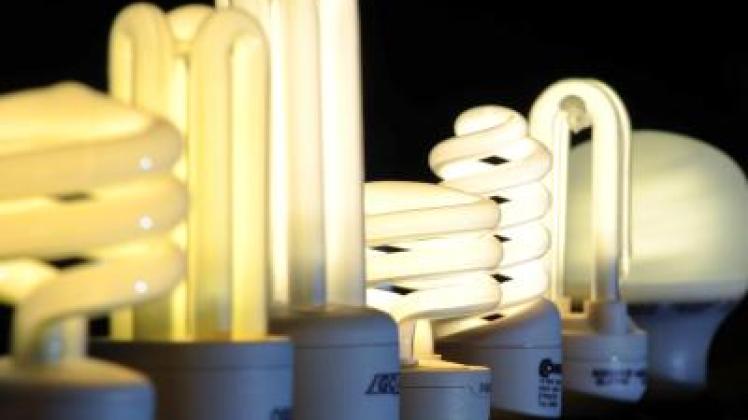  Energiesparlampen gelten als besonders effizient. Wie wenig Strom sie wirklich verbrauchen, erkennt der Verbraucher an einem EU-Label auf der Verpackung. Foto: Tim Brakemeier 
