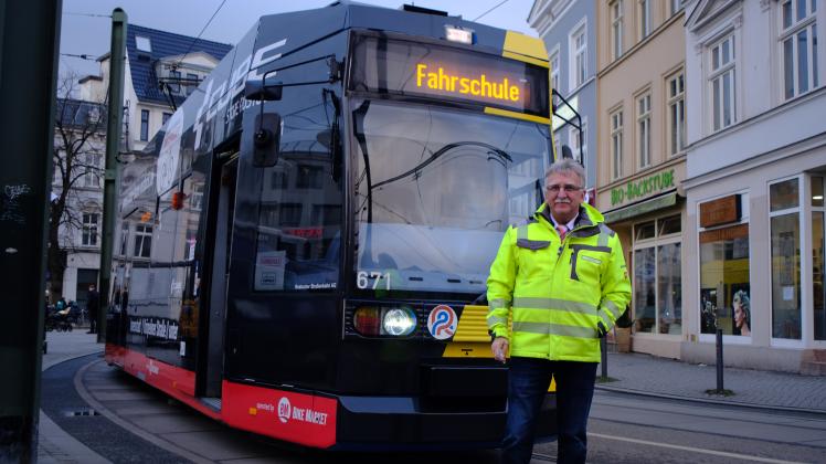So verbringen einige Rostocker ihren Nachmittag Norbert Wendt ist seit 35 Jahren Fahrlehrer bei der RSAG. 12 angehenden Straßenbahnfahrern bringt er im Jahr das Fahren bei. Momentan lernt er einige Quereinsteiger an. Darunter auch Ulf Blodow, den bisherigen Wirt der Havanna Bar in der Margarethenstraße. Am Nachmittag legte er mit seinen Schülern eine Pause am Doberaner Platz ein.