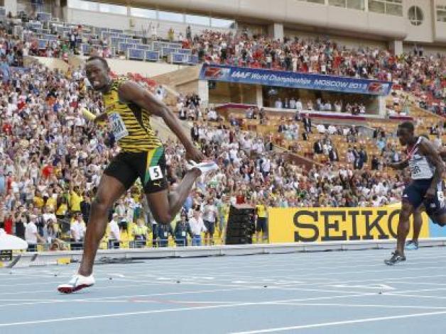  Usain Bolt (l) läuft den Sieg für Jamaikas Staffel mit Vorsprung ins Ziel. Foto: Kerim Okten 