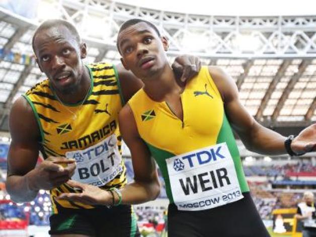  Bolt posiert nach dem 200-Meter-Rennen mit seinem zweitplatzierten Landsmann Warren Weir. Foto: Kerim Okten 