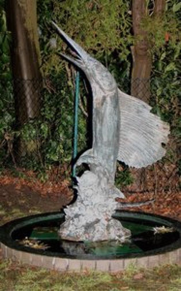 Valentin Burgmann am Fundort der geraubten Bronzefigur. marek (2) Die 130-Kilo-schwere Schwertfisch-Figur ist auf ihren ursprünglichen Platz zurückgekehrt.              